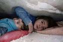 Menina de sete anos protege irmão de escombros após terremoto que atingiu  Turquia e Síria. Foto: Reprodução/Twitter