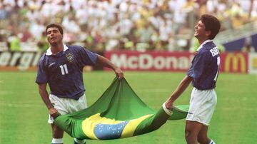 Romário e Bebeto carregam juntos a bandeira brasileira após jogo com a Holanda na Copa do Mundo - 09/07/1994.