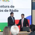 Antonio Malva Neto (à esquerda) é diretor do Departamento de Radiodifusão Privada do Ministério das Comunicações, liderado por Juscelino Filho (à direita). Foto: Samy Sousa/Ministério das Comunicações