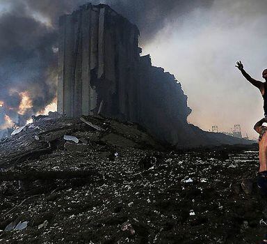 Sobreviventes pedem ajuda após forte explosão no porto de Beirute, capital do Líbano. Foto: STR / AFP