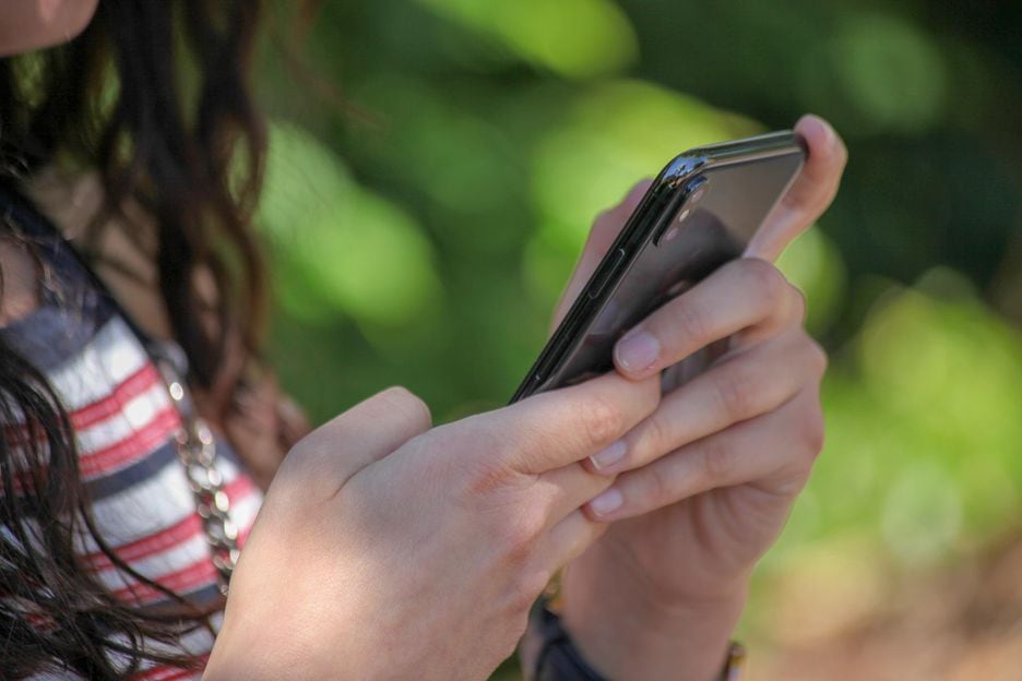 Uma pesquisa britânica aponta que redes sociais podem não ser tão influentes na saúde mental de adolescentes.
