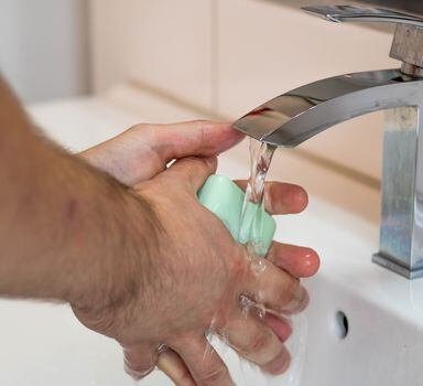Lavagem frequentedas mãos com água e sabão ajuda a combater a transmissão do novo coronavírus