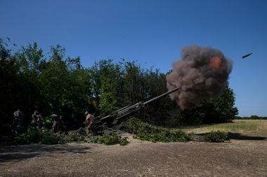 Artilharia enviada pelos Estados Unidos disparada por soldados ucranianos na região de Donetsk em imagem de 21 de junho de 2022