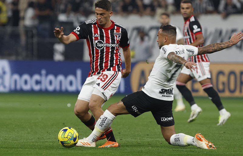 Renato Augusto pronto para cobrar escanteio