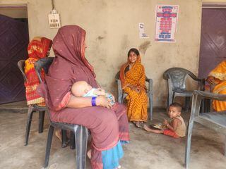 Indianas cuidam de filhos em um bairro pobre da Índia: país mais populoso do mundo terá desafios para ser superpotência 