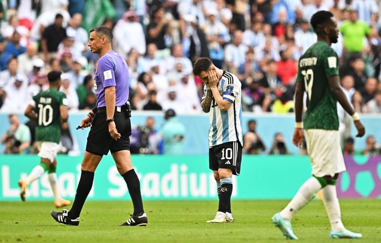 Messi até que tentou, mas não conseguiu evitar derrota da Argentina para a Arábia Saudita. 