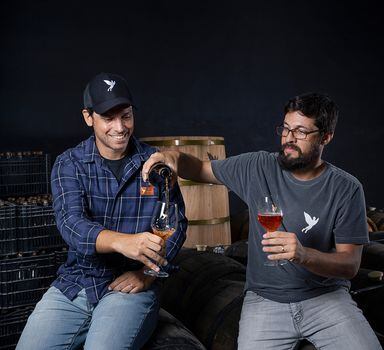 Daniel Bekeierman (à esq.) e Beto Tempel, sócios da Trilha Cervejaria, que lançou uma bebida em parceria com a vinícola Vivente: 50% de vinho e 50% de cerveja.