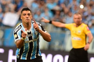 'El Pistolero' Luis Suárez marcou de pênalti e garantiu o hexacampeonato gaúcho ao Grêmio. 