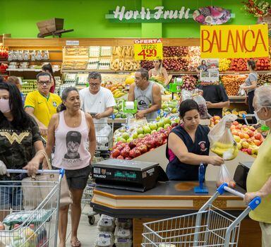 Movimentação no supermercado Castanha na Vila dos Remédios, zona oeste de Sao Paulo, no primeiro fim de semana de quarentena em São Paulo por causa do novo coronavirus