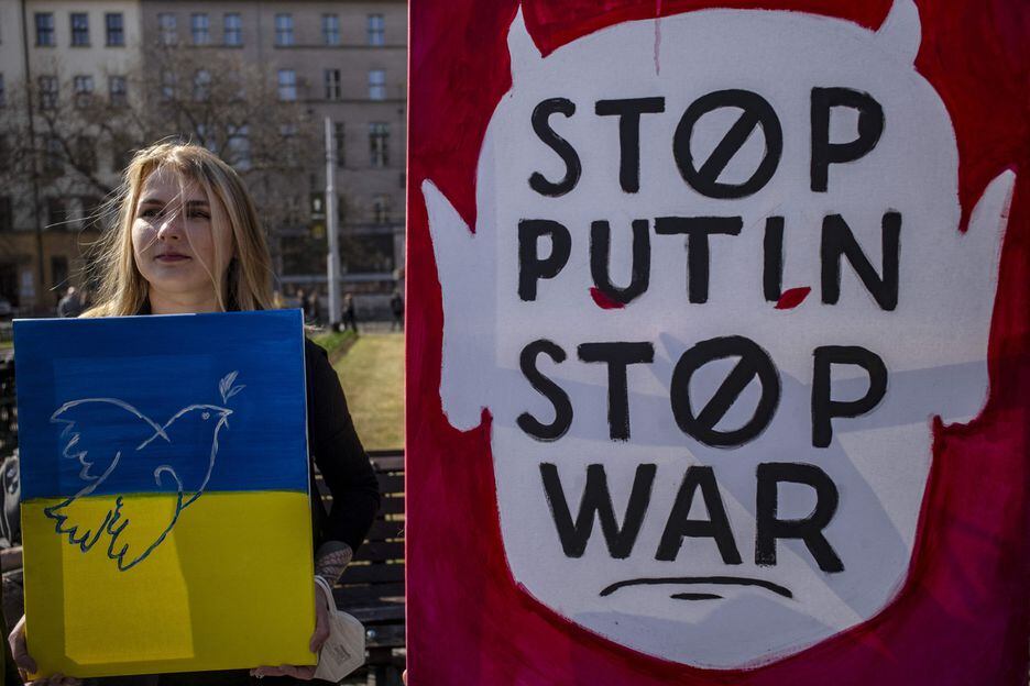 Manifestantes protestam contra a guerra na Ucrânia e contra Vladimir Putin em Praga, em 26 de março.