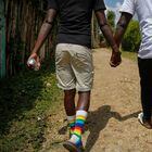 FILE - Gay Ugandan refugees who fled from their country to neighbouring Kenya, return after shopping for food in Nairobi, Kenya on June 11, 2020. Ugandan lawmakers passed a bill Tuesday, March 21, 2023 prescribing jail terms of up to 10 years for offenses related to same-sex relations, responding to popular sentiment but piling more pressure on the East African country's LGBTQ community. (AP Photo/Brian Inganga, File). Foto: Brian Inganga / AP