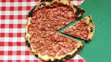 Pizza de calabresa fatiada. Foto: ROBSON FERNANDJES