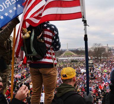 Apoiadores de Donald Trump  acompanham discurso do então presidente antes da invasão do Capitólio