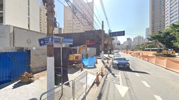 Avenida Santo Amaro, no número 1.160, onde aconteceu soterramento de uma pessoa, de acordo com a Defesa Civil e o Corpo de Bombeiros. Foto: Reprodução/Google Street View