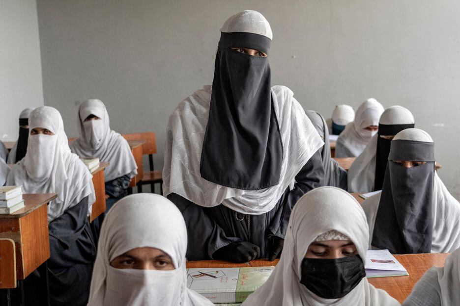 Meninas afegãs frequentam uma escola religiosa, que permaneceu aberta desde a tomada do Taleban no ano passado, em Cabul
