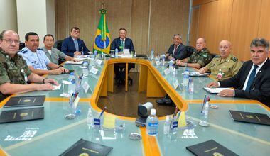 Bolsonaro e a cúpula das Forças Armadas, em reunião no Ministério da Defesa no último dia 3. 