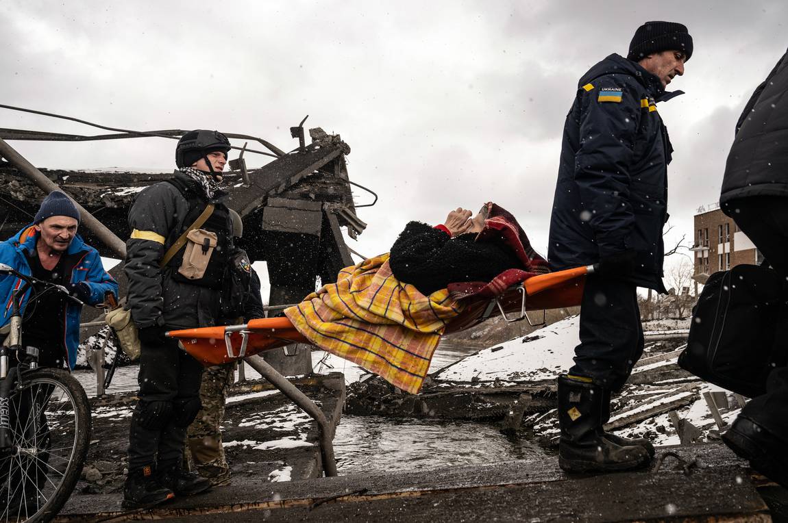 Na Guerra da Ucrânia, os moradores idosos não têm a opção de fugir das bombas de Putin