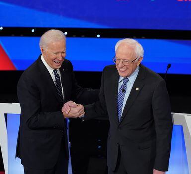 Joe Biden (E) e Bernie Sanders durante debate em Iowa, em janeiro
