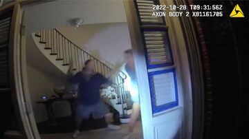 In this image taken from San Francisco Police Department body-camera video, Paul Pelosi, right, the husband of former U.S. House Speaker Nancy Pelosi, fights for control of a hammer with his assailant during a brutal attack in the couple's San Francisco home on Oct. 28, 2022. The body-camera footage shows the suspect David DePape wrest the tool from the 82-year-old Pelosi and lunge toward him the hammer over his head. The blow to Pelosi occurs out of view and the officers — one of them cursing — rush into the house and jump on DePape. (San Francisco Police Department via AP). Foto: San Francisco Police Department via AP