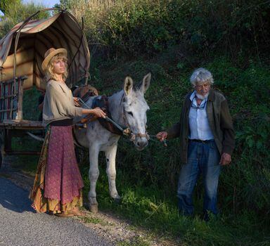 Irene Garcia-Ines e Jesus Jato no Caminho de Santiago, com seu burro, Óscar. Dupla contou com a ajuda dele para resgatar tradições da antiga rota de peregrinação.