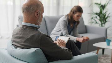 Depressed woman talking during a therapy session, the psychologist is writing notes and listening. Foto: StockPhotoPro/Adobe Stock