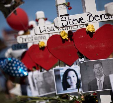 Memorial faz homenagem com fotos de vítimas do ataque que matou 58 pessoas em Las Vegas, nos Estados Unidos, na noite de domingo 1º de outubro