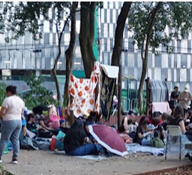 A Praça Conde Francisco Matarazzo Jr. ocupada por acampamentos de shows do Allianz Parque