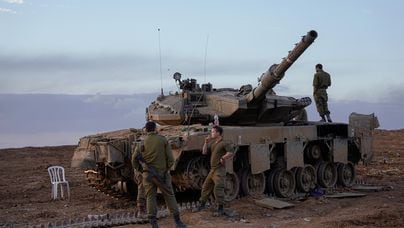Soldados israelenses em tanque perto da fronteira com a Faixa de Gaza, sul de Israel no quinto dia de um cessar-fogo temporário entre Israel e o Hamas. Foto: AP/Ohad Zwigenberg