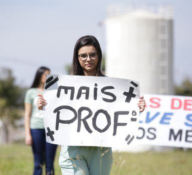 Alunos da Universidade Federal de Catalão (UFCAT), em Goiás, protestam contra classes regulares suspensas no curso de Medicina