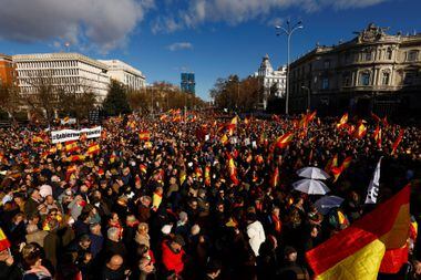 Protestos organizado por movimentos de direita contra o governo de esquerda de Pedro Sánchez reuniu 30 mil pessoas no centro de Madrid, segundo a polícia; organizadores falam em 700 mil