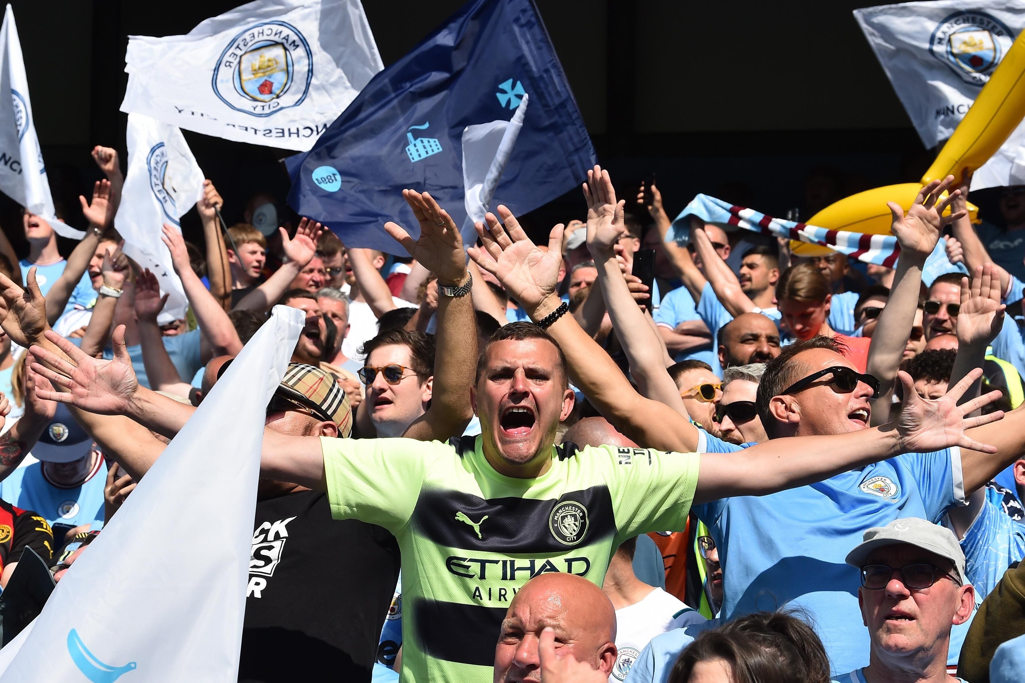 Torcida invade, City bate Chelsea e levanta troféu da Premier League