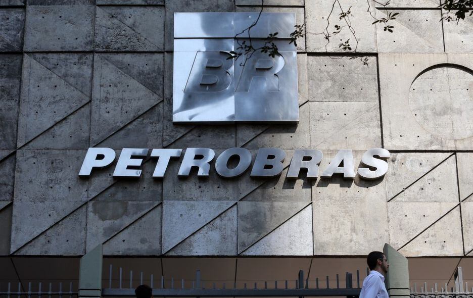 Petrobras está mantendo o preço dos combustíveis congelados; objetivo seria seguir assim até o segundo turno das eleições, para favorecer a reeleição de Jair Bolsonaro. 