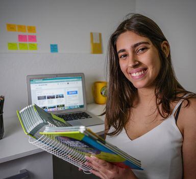 A estudante Leticia Gongora, de 20 anos, está no quarto período de Direito na FGV e, desde o início do curso, possui bolsa integral e auxílio-manutenção.