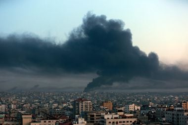 A fumaça preta surge do leste da Cidade de Gaza, quinta-feira, 26 de outubro de 2023, após os ataques aéreos israelenses. 