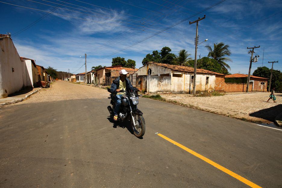 Na cidade de Tamboril do Piauí (PI), o asfaltamento só chegou ao quarteirão da prefeitura. Sem proximidade com deputados, cidade não recebeu nada do orçamento secreto