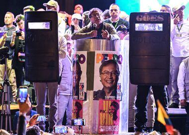 O candidato de esquerda à presidência colombiana Gustavo Petro, fala cercado por guarda-costas segurando escudos à prova de balas durante seu comício de encerramento da campanha na praça Bolívar em Bogotá