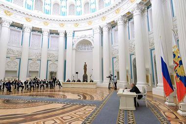 Presidente russo, Vladimir Putin, lidera uma reunião de executivos no Kremlin em 24 de fevereiro, dia da invasão da Ucrânia