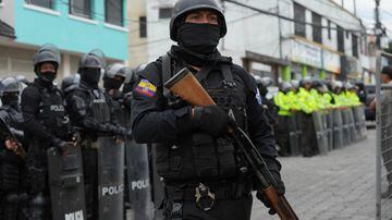 Police and soldiers stand outside El Inca prison after riots began inside in Quito, Ecuador, Monday, Jan. 8, 2024. The riot comes the day after Ecuadorian authorities reported that, at a different prison in the city of Guayaquil, Los Choneros gang leader Adolfo Macías, alias “Fito,” was not in his cell. A decade ago, he fled from another facility. (AP Photo/Dolores Ochoa). Foto: Dolores Ochoa/AP