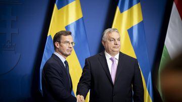 Primeiro-ministro da Hungria, Viktor Orbán (direita) e primeiro-ministro da Suécia, Ulf Kristersson, Budapeste, 23 de fevereiro de 2024.
