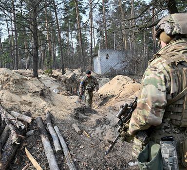 Soldados caminham em front no norte de Kiev, capital da Ucrânia; tropas russas iniciam retirada da região