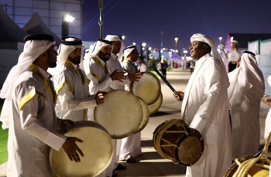 Homens tocam instrumentos musicais na abertura do Fifa Fan Festival, em Doha, no Catar.