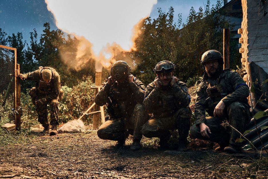 Soldados ucranianos disparam em Kupiansk, recentemente retomada, na região de Kharkiv.