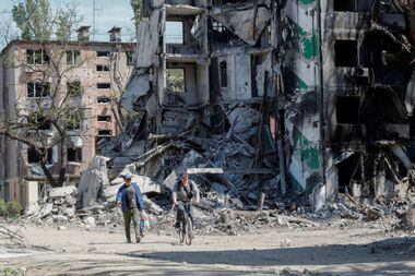 Prédios destruídos por bombardeios russos na cidade ucraniana de Mariupol 