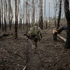 Soldado do exército ucraniano numa floresta perto das linhas russas na Ucrânia, em imagem de 7 de fevereiro. Durante mais de uma década, os EUA cultivaram uma parceria secreta da CIA com os ucranianos