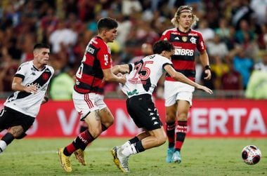 Jogadores de Flamengo e Vasco disputam bola em clássico que terminou com vitória cruzmaltina.