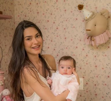 A atriz Thaila Ayala com a filha Tereza, de seis meses