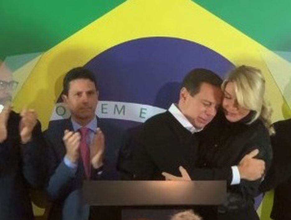 Após pronunciamento, Doria abraça a mulher, Bia, e é aplaudido por Bruno Araújo, presidente do PSDB.