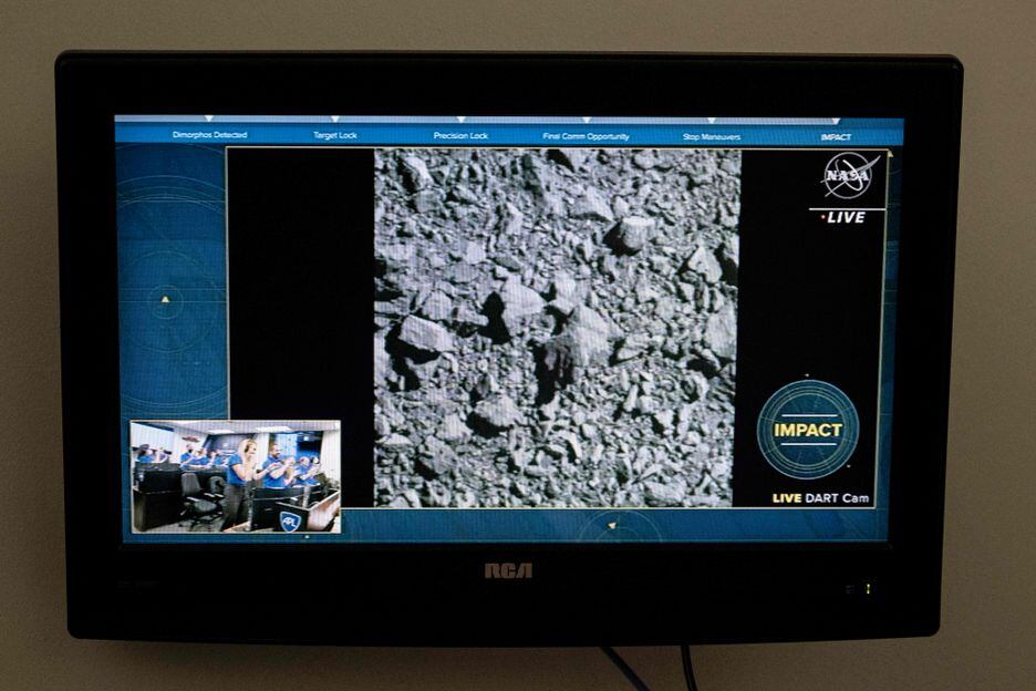 Funcionários da Nasa celebram impacto bem sucedido contra asteroide como parte da missão Dart