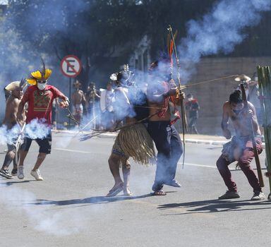 Indígenas e policiais entram em confronto em frente à Câmara dos Deputados