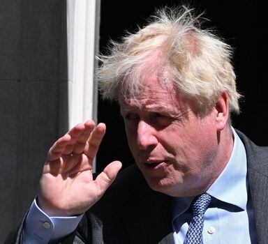 Britain's Prime Minister Boris Johnson waves as he leaves from 10 Downing Street in central London on June 15, 2022 to attend the weekly session of Prime Minister's Questions (PMQs). - Britain vowed on June 15, 2022 it would pursue its controversial policy to deport asylum seekers to Rwanda after a first flight was cancelled following a legal ruling, in an embarrassing blow to the government of Britain's Prime Minister Boris Johnson. (Photo by Glyn KIRK / AFP)